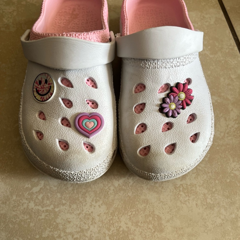 Source Unknown Kids White and Pink Clogs with Charms